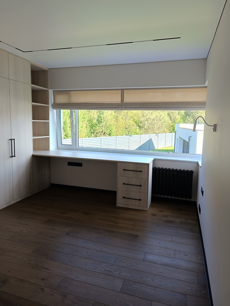 римские шторы над рабочим столом