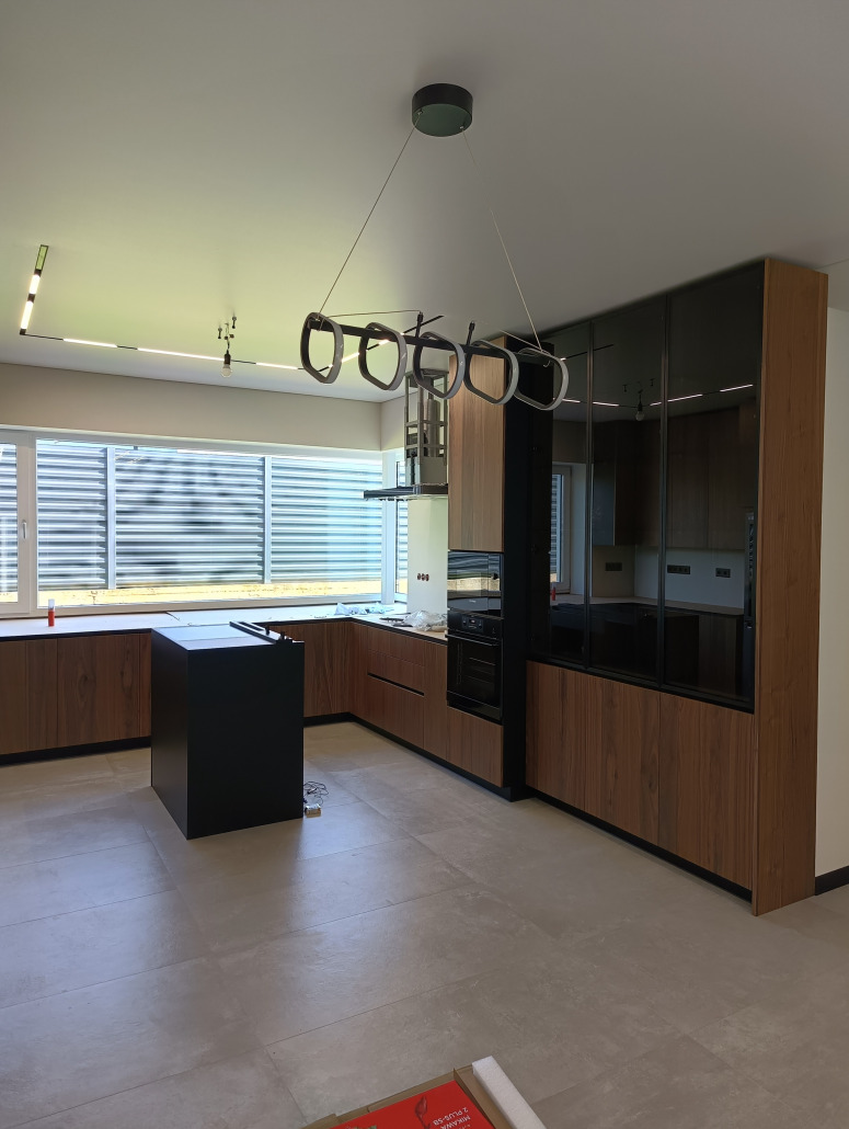 коричневая кухня