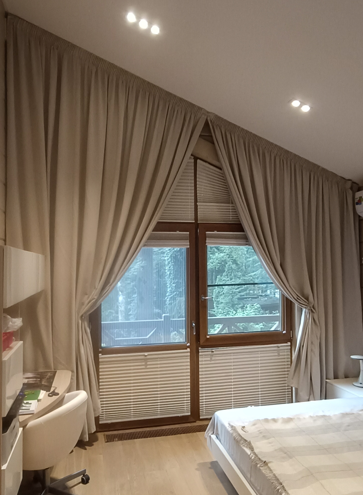 шторы для наклонного окна