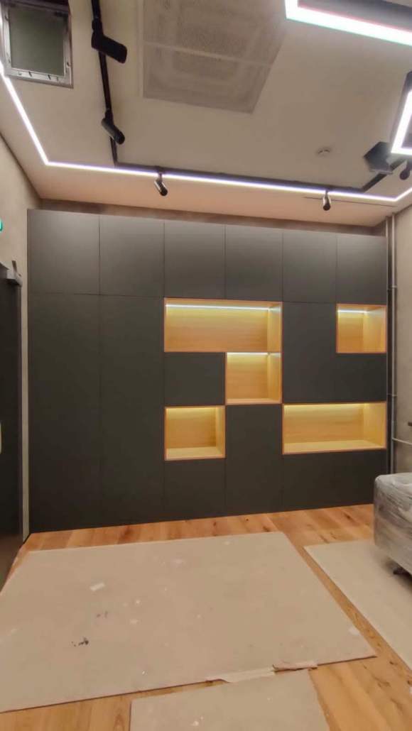 шкаф с подсветкой и хаотичным рассположением полок