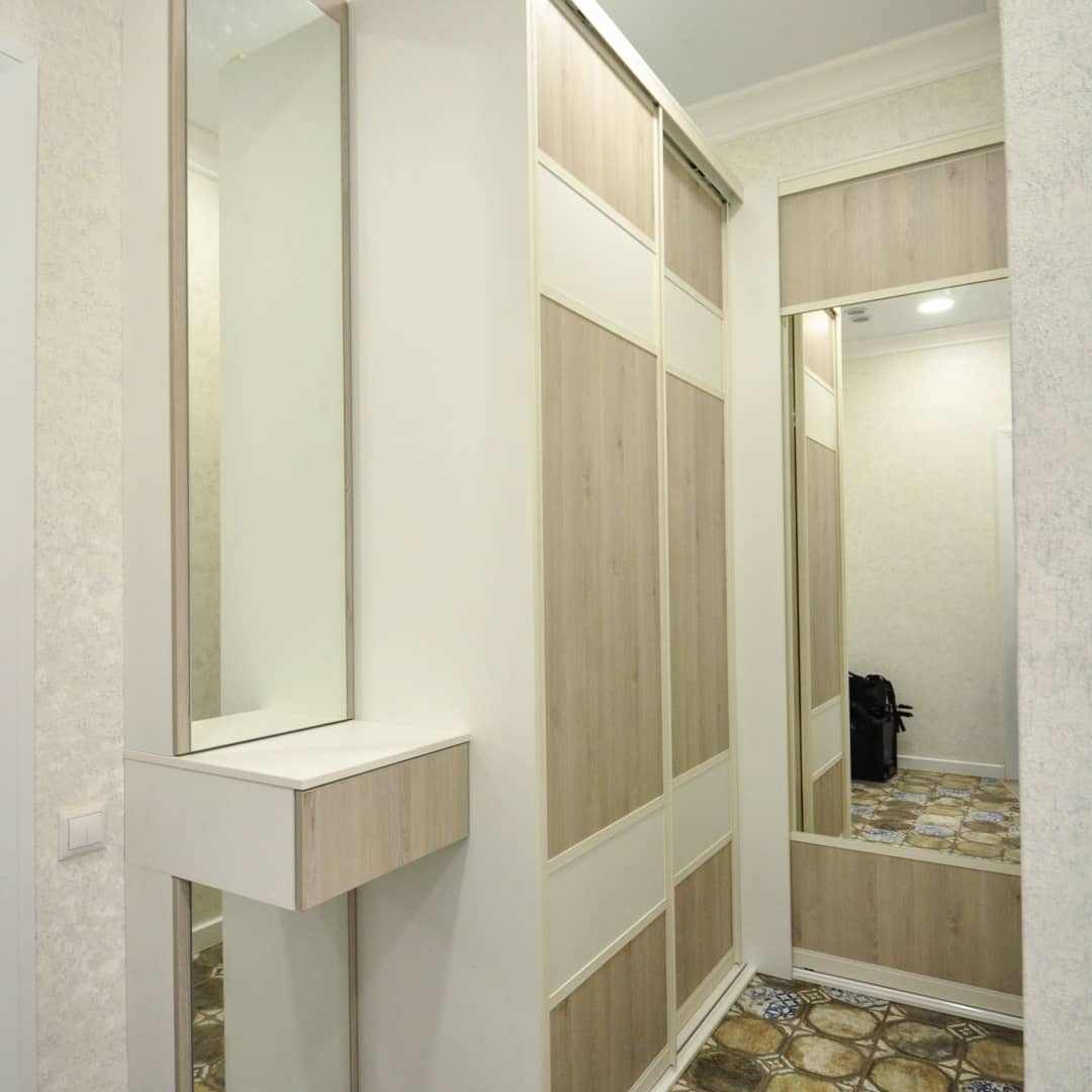 заркальный шкаф с полками в прихожую