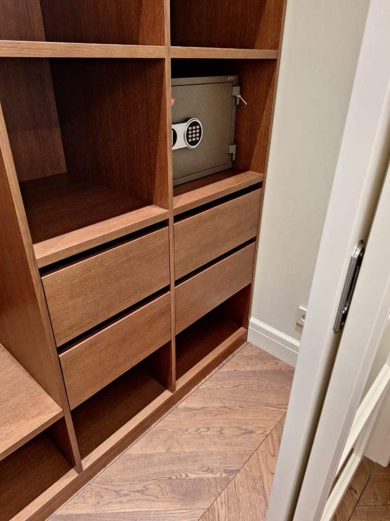 гардеробная с сейфом