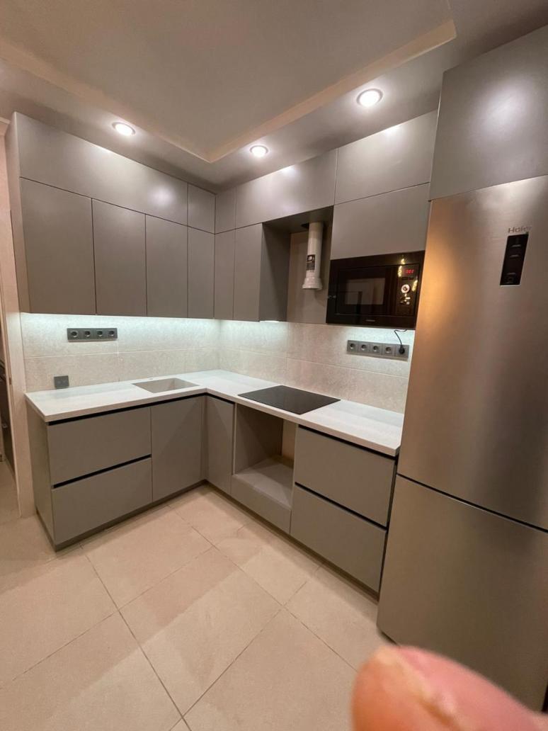 серая кухня