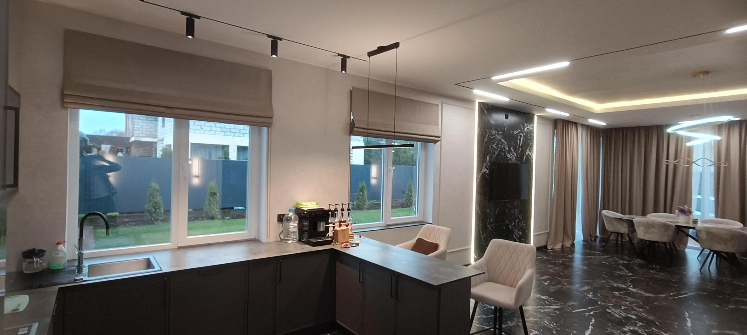 римские шторы в сочетании с классическими шторами