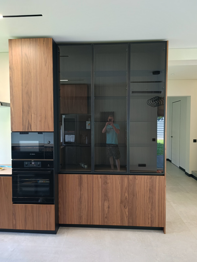 кухня с стеклянными дверьми